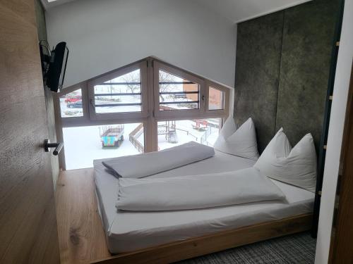 Una cama o camas en una habitación de Feriendorf Ponyhof