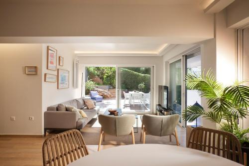 Vouliagmeni Bay Stylish house with private garden