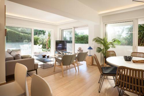 Vouliagmeni Bay Stylish house with private garden