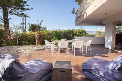 Vouliagmeni Bay Stylish house with private garden