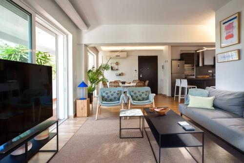 Vouliagmeni Bay Stylish house with private garden