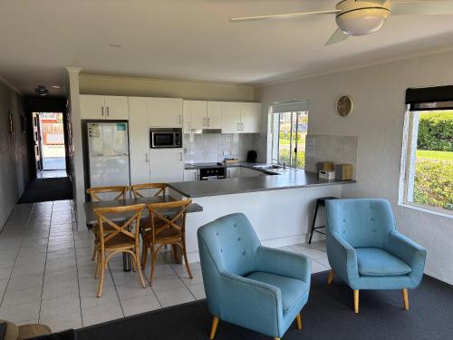 Η κουζίνα ή μικρή κουζίνα στο Merimbula Lake Apartments