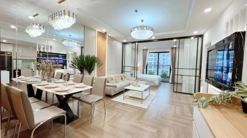 a dining room and living room with a table and chairs at VINHOME TIME CITY CĂN HỘ 2 PHÒNG NGỦ in Hanoi