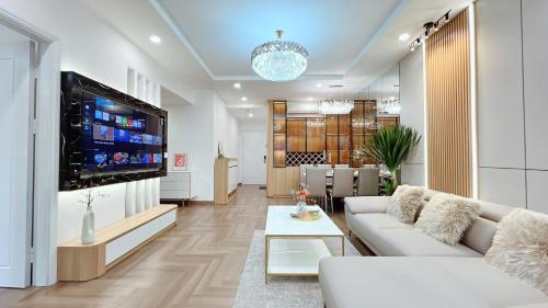 a living room with a couch and a tv at VINHOME TIME CITY CĂN HỘ 2 PHÒNG NGỦ in Hanoi