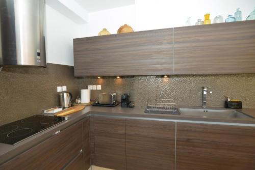 Vouliagmeni Bay Stylish house with private garden