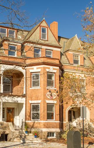 un grande edificio in mattoni all'angolo di una strada di Beacon Inn 1750 a Brookline