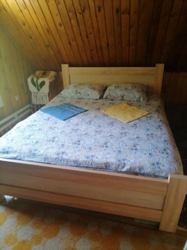 ein Bett mit zwei Büchern darauf in einem Zimmer in der Unterkunft Zabljak Dela Ma in Žabljak