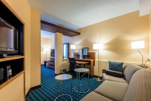 Μια τηλεόραση ή/και κέντρο ψυχαγωγίας στο Fairfield Inn & Suites Savannah I-95 South