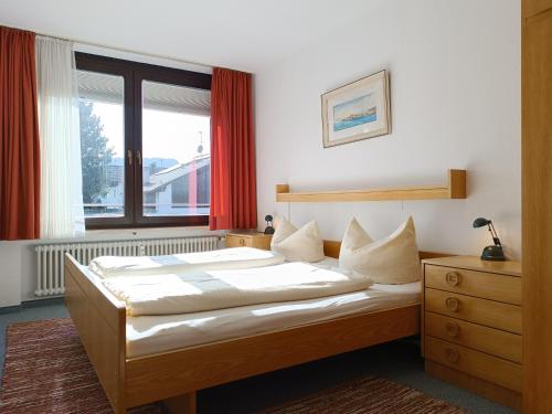 a bedroom with a bed and a window at 2-Raum FeWo Lichtnelke - Hallenbad & Sauna in Fischen