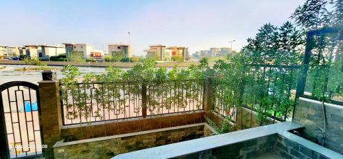 einen Zaun mit Pflanzen auf einem Gebäude in der Unterkunft Gardenia City 652-1 in Kairo