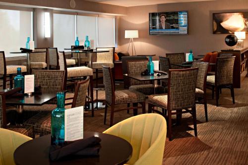 Posezení v ubytování Delta Hotels by Marriott Calgary South