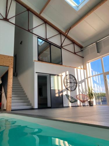 L'Atelier Dollonnais Gîte spacieux en Sarthe avec studios, piscine chauffée et home cinéma
