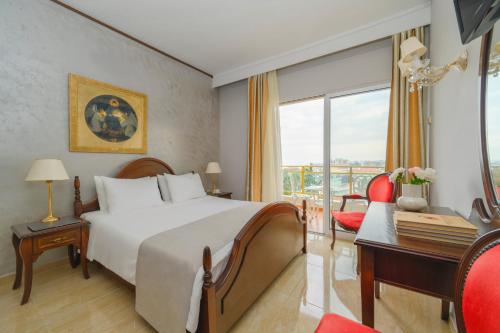 Ліжко або ліжка в номері EONA BEACH RESORT by Greek Pride