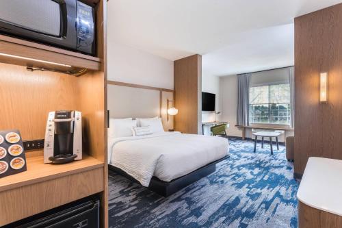 a hotel room with a bed and a television at Fairfield Inn & Suites by Marriott Jasper in Jasper