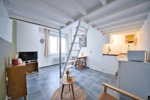 Il comprend un salon avec une échelle et une cuisine. dans l'établissement Le Coquebert - Studio, à Reims