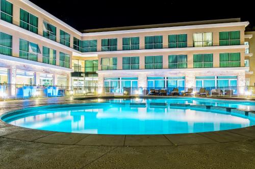 una gran piscina frente a un edificio en Howard Johnson Neuquen en Neuquén