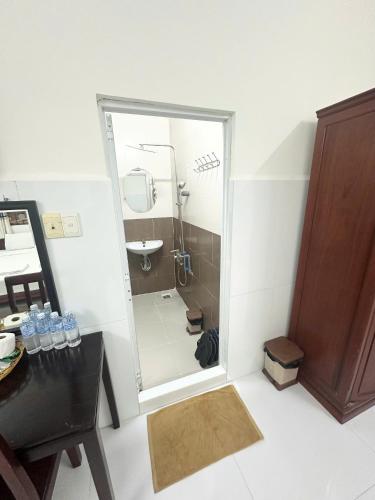 a bathroom with a mirror and a sink and a toilet at Nhà nghỉ Phát Thảo in Hà Tiên