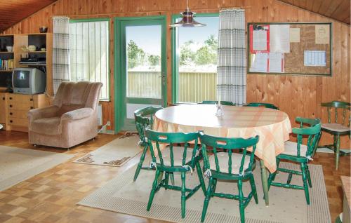 BolilmarkにあるHoliday Home Mågevej Rømø Ivの部屋の中にテーブルと椅子があるダイニングルーム