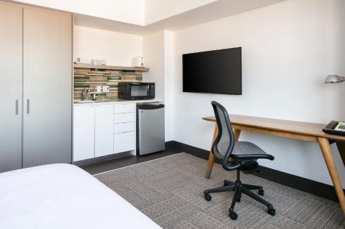 Element Omaha Midtown Crossingにあるキッチンまたは簡易キッチン