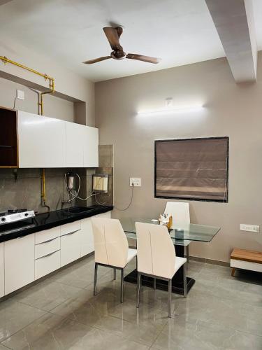 Kuchyň nebo kuchyňský kout v ubytování Pvr House Ahmedabad