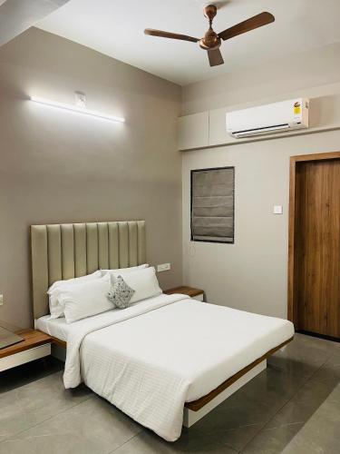 Postel nebo postele na pokoji v ubytování Pvr House Ahmedabad
