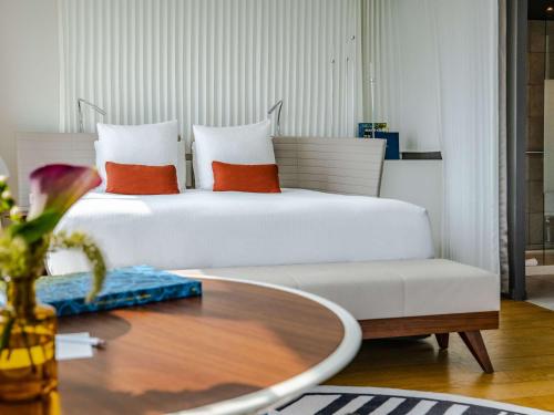 Ένα ή περισσότερα κρεβάτια σε δωμάτιο στο Molitor Hotel & Spa Paris - MGallery Collection