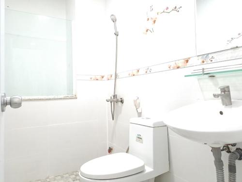 ホーチミン・シティにあるCozy studio at Hai Ba Trung st., Dist 3 near Tan Dinh marketの白いバスルーム(トイレ、シンク付)