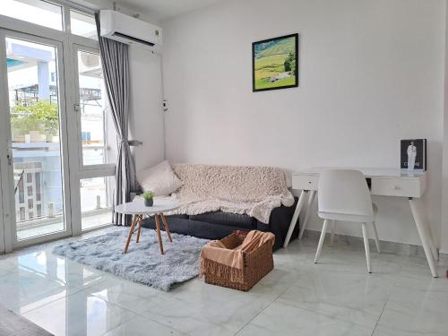 a room with a desk and a bed and a table at Cozy studio at Hai Ba Trung st., Dist 3 near Tan Dinh market in Ho Chi Minh City