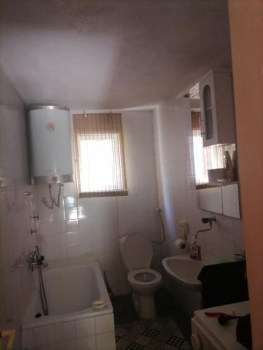 ein Badezimmer mit Badewanne, Toilette und Waschbecken in der Unterkunft Zabljak Dela Ma in Žabljak