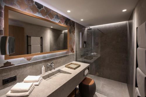 a bathroom with a sink and a mirror at Nagalu in Fiss