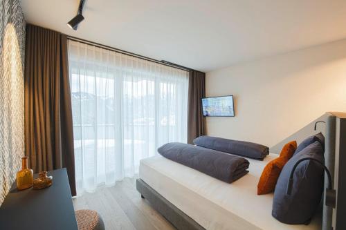 a bedroom with a bed and a large window at Nagalu in Fiss