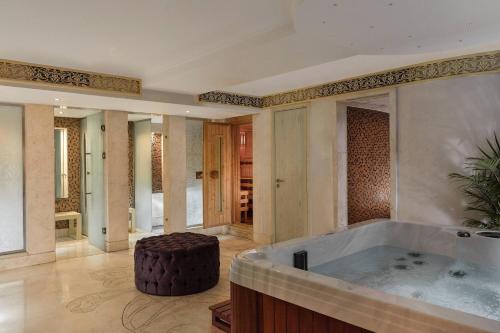 Koupelna v ubytování Cairo Marriott Hotel & Omar Khayyam Casino