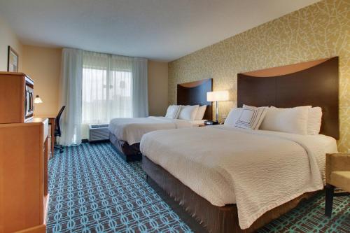 a hotel room with two beds and a television at Fairfield Inn & Suites by Marriott Ottawa Starved Rock Area in Ottawa
