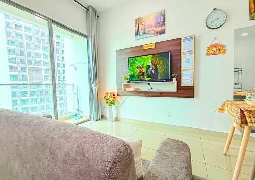Una televisión o centro de entretenimiento en Spacious Cybersquare Ensuite with Pool View #CS8