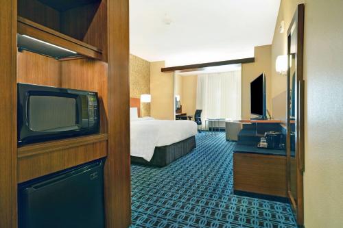 TV a/nebo společenská místnost v ubytování Fairfield Inn & Suites by Marriott Savannah SW/Richmond Hill