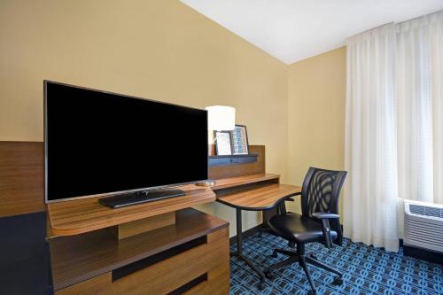 TV a/nebo společenská místnost v ubytování Fairfield Inn & Suites by Marriott Savannah SW/Richmond Hill