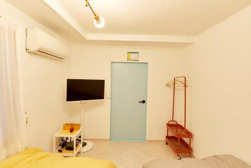 TV a/nebo společenská místnost v ubytování ZERO WATER STAY During the open event Hongdae 10 minutes Hapjeong 10 minutes Gongdeok Airport Railroad 5 minutes Gyeongui Line Forest Road 1 minutes