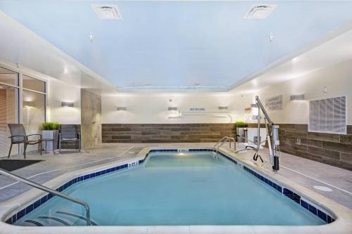 Bazén v ubytování Fairfield Inn & Suites by Marriott Savannah SW/Richmond Hill nebo v jeho okolí