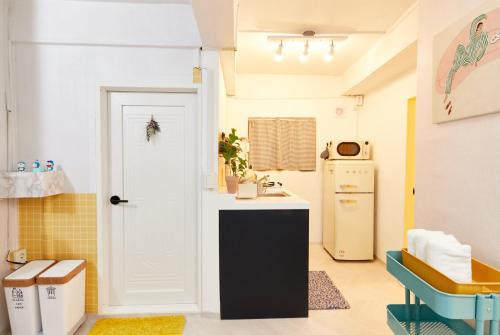 Kuchyň nebo kuchyňský kout v ubytování ZERO WATER STAY During the open event Hongdae 10 minutes Hapjeong 10 minutes Gongdeok Airport Railroad 5 minutes Gyeongui Line Forest Road 1 minutes