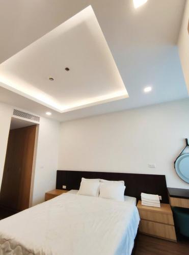 a bedroom with a white bed and a white ceiling at FLC SEA TOWER QUY NHƠN ban công, bồn tắm, hồ bơi có phí, sát biển in Quy Nhon