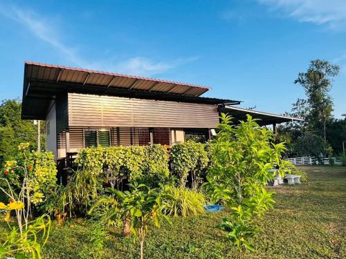 Aed väljaspool majutusasutust Cozy Cottage Farm stay Suanphueng