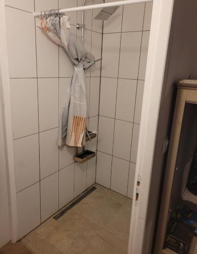 La salle de bains est revêtue de carrelage blanc. dans l'établissement Chambre lit 2 personnes, à Saint-Martin-lez-Tatinghem