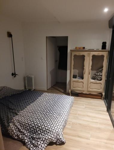 une chambre avec un lit et une commode dans l'établissement Chambre lit 2 personnes, à Saint-Martin-lez-Tatinghem