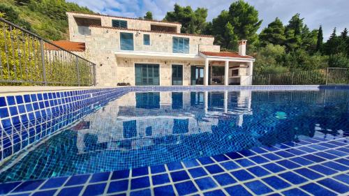 Bazén v ubytování Magnificent new Villa Tofta on Lopud, Croatia. Sea views from the infinity pool nebo v jeho okolí