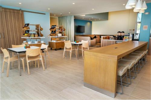 ein Raum mit Tischen und Stühlen in einem Geschäft in der Unterkunft Element Sacramento Airport in Sacramento