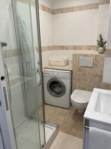 une salle de bain avec une machine à laver et un lave-linge dans l'établissement Nice Promenade des Anglais Your Seafront Flat, à Nice