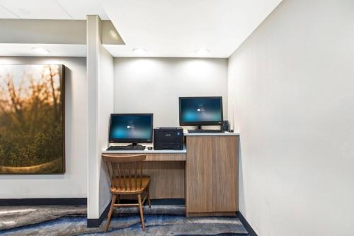 TV a/nebo společenská místnost v ubytování Fairfield Inn by Marriott Evansville East