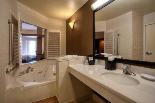 Koupelna v ubytování Fairfield Inn and Suites by Marriott McAllen
