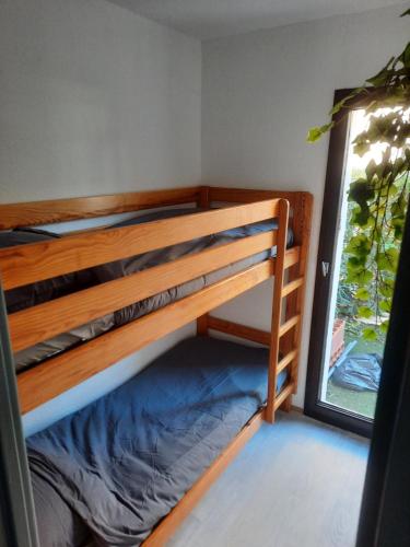 Ce lit superposé se trouve dans un dortoir doté d'une fenêtre. dans l'établissement cap ou pas cap, au Cap d'Agde