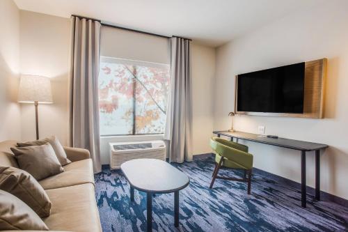 Μια τηλεόραση ή/και κέντρο ψυχαγωγίας στο Fairfield Inn & Suites Rolla